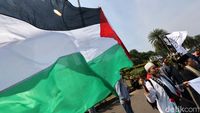Kutuk Serangan Israel, Bendera Palestina Berkibar di Patung Kuda
