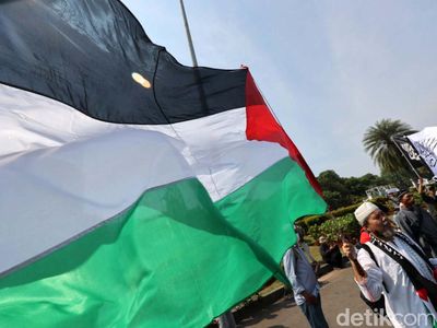 Kutuk Serangan Israel, Bendera Palestina Berkibar di Patung Kuda