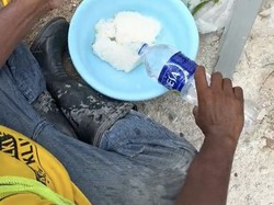 Pilu Kuli Bangunan Makan Nasi Hanya Pakai Kuah Air Putih