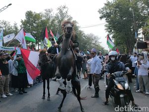 Massa Berkuda Ikut Aksi Bela Palestina di Bundaran Gladak Solo Massa Berkuda Ikut Aksi Bela Palestina di Bundaran Gladak Solo