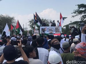 Massa Penuhi Titik Nol Jogja Siang Ini, Suarakan Dukungan untuk Palestina Massa Penuhi Titik Nol Jogja Siang Ini, Suarakan Dukungan untuk Palestina