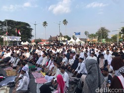 Aksi Dukung Palestina Ditutup Salat Asar Berjemaah di Titik Nol Jogja