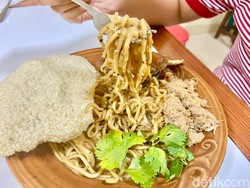 Mie Kepiting Ibu RT: Gurih Mantap! Mie Topping Kepiting Soka di Pasar Cipete