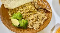 Mie Garlic Butter Topping Kepiting Soka Bisa Dicicip di Pasar Cipete