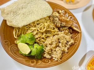 Mie Garlic Butter Topping Kepiting Soka Bisa Dicicip di Pasar Cipete Mie Garlic Butter Topping Kepiting Soka Bisa Dicicip di Pasar Cipete
