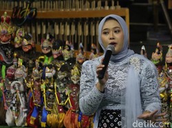 Cara Milla Amalia Membudayakan Kebaya