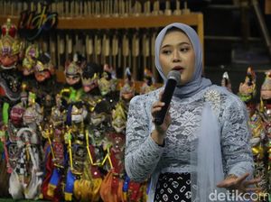Cara Milla Amalia Membudayakan Kebaya Cara Milla Amalia Membudayakan Kebaya