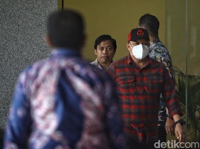 Momen Tersangka Korupsi Kementan M Hatta Tiba di KPK