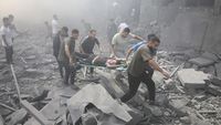 Momen Dramatis Evakuasi Korban Serangan Israel di Gaza