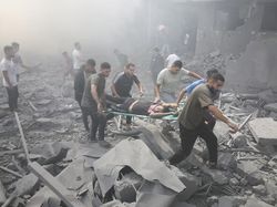 Momen Dramatis Evakuasi Bocah Gaza yang Tertimbun Reruntuhan