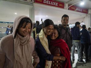 Momen Haru Warga Nepal Berhasil Pulang dari Israel