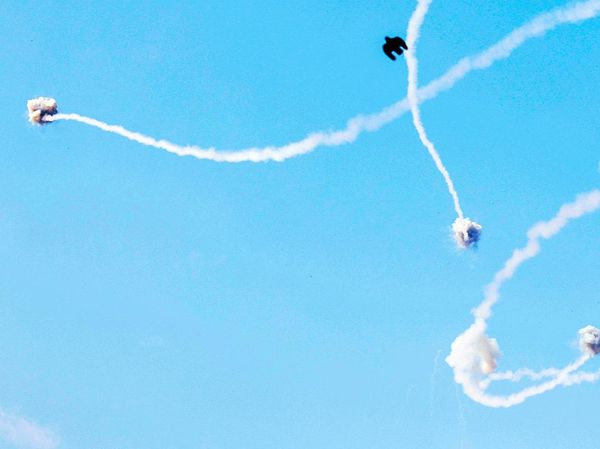 Momen Iron Dome Israel Berusaha Cegat Serangan Roket Hamas