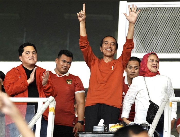 Presiden Jokowi dan Ketum PSSI Erick Thohir menyaksikan langsung laga timnas Indonesia vs Brunei Darussalam di Stadion GBK, Kamis (12/10) malam. Mereka kompak pakai jaket merah.