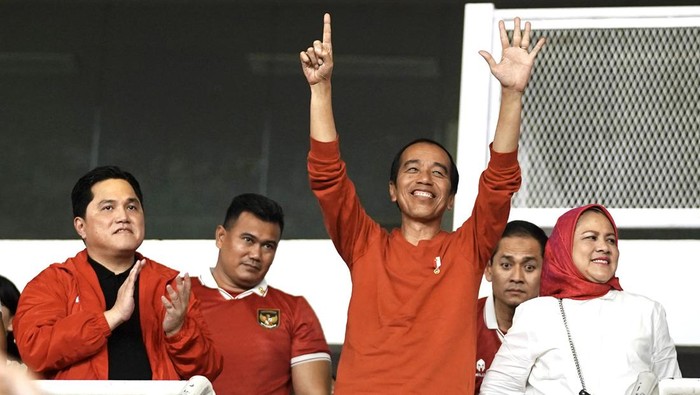 Presiden Jokowi dan Ketum PSSI Erick Thohir menyaksikan langsung laga timnas Indonesia vs Brunei Darussalam di Stadion GBK, Kamis (12/10) malam. Mereka kompak pakai jaket merah.