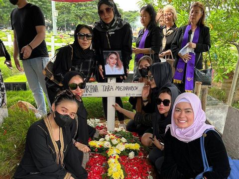 Momen pemakaman Tiara Agnesia