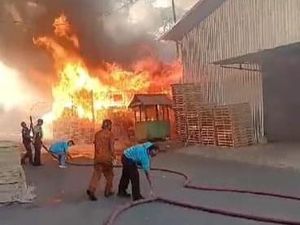 Pabrik Lantai Kayu di Jombang Terbakar