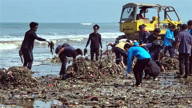Pantai Loji dibersihkan pandawara group pada Kampung Cibutun, Desa Sangrawayang, Kecamatan Simpenan, Kabupaten Sukabumi.
