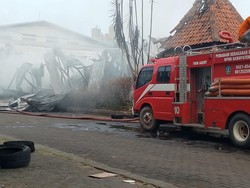 Butuh 5 Jam Padamkan Kebakaran Pabrik Lantai Kayu di Jombang