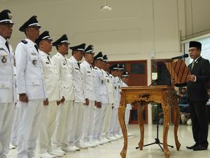 Lantik 24 Kades, Bupati Bandung: Turun Lapangan-Buat Program Tepat Sasaran Lantik 24 Kades, Bupati Bandung: Turun Lapangan-Buat Program Tepat Sasaran