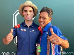 Semringah Pembalap Oliveira Dikasih Hadiah Topi Lombok oleh Risman