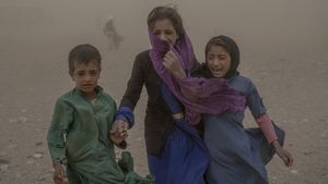 Pilu, Anak-anak Korban Gempa Afghanistan Menangis Dihantam Badai Pasir