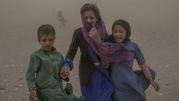 Pilu, Anak-anak Korban Gempa Afghanistan Menangis Dihantam Badai Pasir