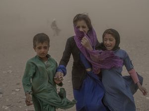 Pilu, Anak-anak Korban Gempa Afghanistan Menangis Dihantam Badai Pasir