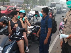 Polisi Bagi-bagi Masker ke Warga Terdampak Kebakaran TPA Suwung