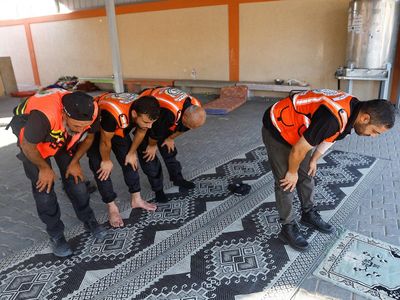 Tim Penyelamat Palestina Salat Jemaah di Tengah Perang Israel-Hamas