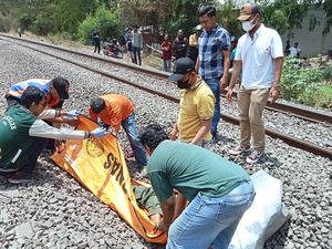 Pria Tanpa Identitas Tewas Tertabrak Kereta Api di Karawang Pria Tanpa Identitas Tewas Tertabrak Kereta Api di Karawang