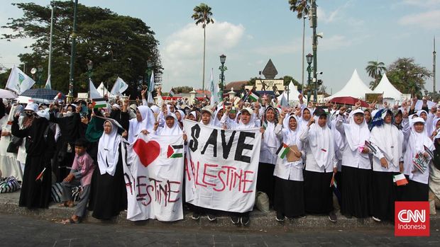 Ribuan Massa Menyemut di Nol KM Yogya, Salat Berjamaah Dukung Palestina Ribuan massa FUI turun ke jalan dukung pembebasan Palestina dari serangan militer Israel.