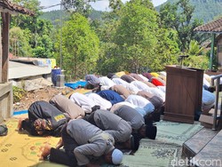 Warga Ngawi Salat Minta Hujan di Tengah Kekeringan-Kebakaran Gunung Lawu
