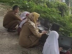 Permintaan Maaf Guru Rekam Siswa Ujian Online di Perbukitan gegara Sinyal