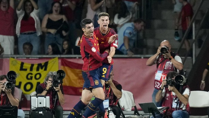 Spains Alvaro Morata celebrates with Gavi, right, after scoring the opening goal during the Euro 2024 group A qualifying soccer match between Spain and Scotland at La Cartuja stadium in Seville, Spain, Thursday, Oct. 12, 2023. (AP Photo/Jose Breton)