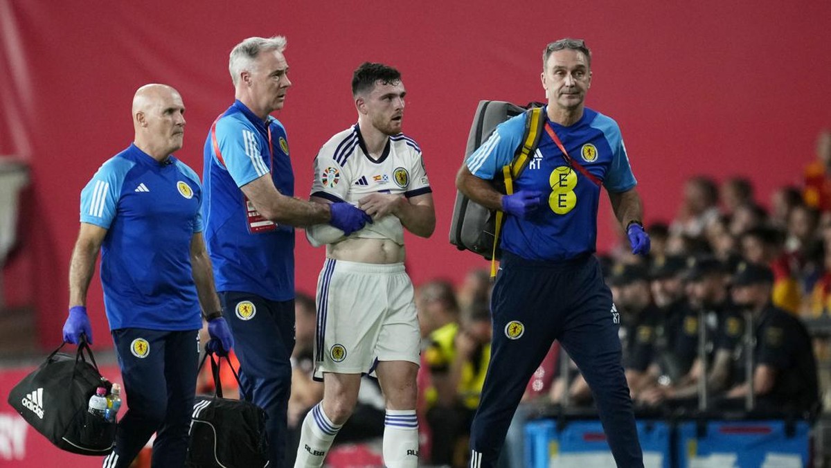 Robertson mengalami cedera bahu saat membela Timnas Skotlandia. Foto: AP/Jose Breton