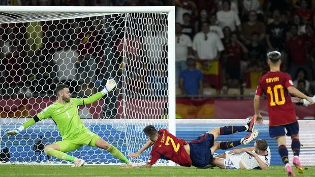 Spain's Oihan Sancet, center, scores his side's second goal during the Euro 2024 group A qualifying soccer match between Spain and Scotland at La Cartuja stadium in Seville, Spain, Thursday, Oct. 12, 2023. (AP Photo/Jose Breton)