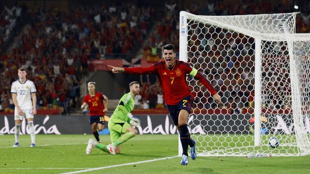 Spain's Oihan Sancet, center, scores his side's second goal during the Euro 2024 group A qualifying soccer match between Spain and Scotland at La Cartuja stadium in Seville, Spain, Thursday, Oct. 12, 2023. (AP Photo/Jose Breton)