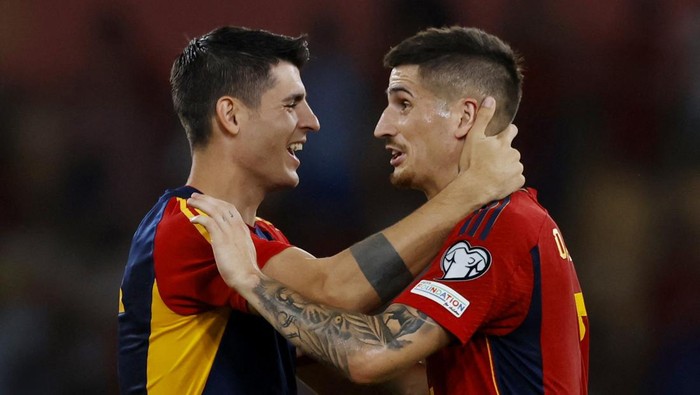 Soccer Football - Euro 2024 Qualifier - Group A - Spain v Scotland - Estadio de La Cartuja, Seville, Spain - October 12, 2023 Spains Alvaro Morata and Oihan Sancet celebrate after the match REUTERS/Marcelo Del Pozo