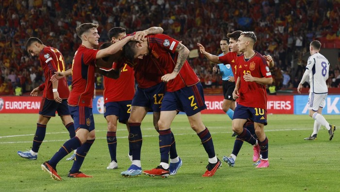Soccer Football - Euro 2024 Qualifier - Group A - Spain v Scotland - Estadio de La Cartuja, Seville, Spain - October 12, 2023 Spains Oihan Sancet celebrates with teammates after Scotlands Ryan Porteous scores an own goal and Spains second REUTERS/Marcelo Del Pozo