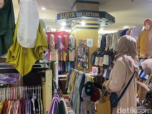 Pedagang JMP Surabaya Berupaya Tetap Optimis Usai TikTok Shop Ditutup Pedagang JMP Surabaya Berupaya Tetap Optimis Usai TikTok Shop Ditutup