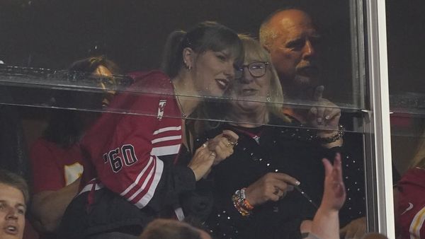 Foto Ini Bisa Jadi Bukti Taylor Swift & Travis Kelce Pacaran Bukan Cuma Gosip