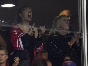 Taylor Swift Sewot Travis Kelce Didorong Jatuh di Pertandingan