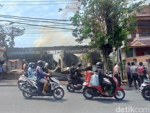 Toko Bangunan di Buleleng Ludes Terbakar, Kerugian Capai Rp 1 Miliar Toko Bangunan di Buleleng Ludes Terbakar, Kerugian Capai Rp 1 Miliar
