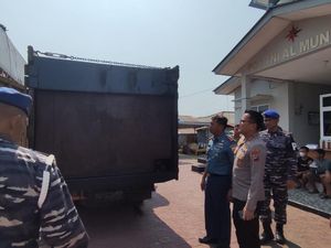 Truk Isi 22 Ton BBM Ilegal Asal Jambi Diamankan di Pelabuhan Bangka Truk Isi 22 Ton BBM Ilegal Asal Jambi Diamankan di Pelabuhan Bangka