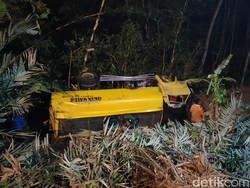 Brak! Truk Tangki Bantuan Air Bersih Terguling Masuk Jurang di Kulon Progo