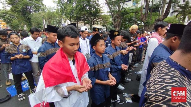 Ribuan umat Islam dari berbagai daerah di Soloraya menggelar aksi Bela Palestina di Bundaran Gladak Solo, Jumat (13/10) siang. Aksi ditutup dengan salat ghaib untuk mendoakan rakyat palestina yang meninggal dunia akibat serangan Israel ke Jalur Gaza beberapa hari terakhir. CNN Indonesia/Rosyid Ichsan
