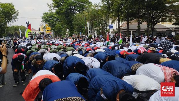 Ribuan umat Islam dari berbagai daerah di Soloraya menggelar aksi Bela Palestina di Bundaran Gladak Solo, Jumat (13/10) siang. Aksi ditutup dengan salat ghaib untuk mendoakan rakyat palestina yang meninggal dunia akibat serangan Israel ke Jalur Gaza beberapa hari terakhir. CNN Indonesia/Rosyid Ichsan