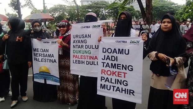 Ratusan orang dari berbagai organisasi Islam di Sumatera Utara (Sumut) melakukan aksi unjuk rasa di depan gedung DPRD Sumut, Jumat (13/10).