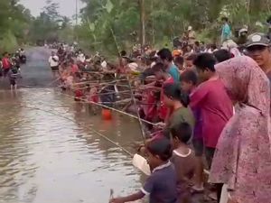 Warga Lomba Mancing Lele di Jalan Rusak, Ternyata 4 Tahun Tak Diperbaiki Warga Lomba Mancing Lele di Jalan Rusak, Ternyata 4 Tahun Tak Diperbaiki