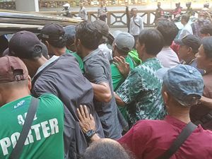 Usai Blusukan Tanah Abang, Zulhas Bagi-bagi Kaos hingga Jam Tangan